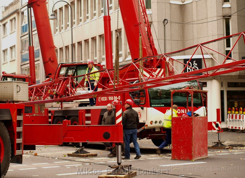 Ausleger vom Mobil Kran abgerissen Koeln Schaafenstr Habsburgering P209.JPG